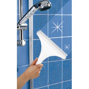 Tergivetro doccia bianco su piastrelle blu con gocce d'acqua. Accessorio doccia.