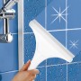 Tergivetro doccia bianco su piastrelle blu con gocce d'acqua. Accessorio doccia.