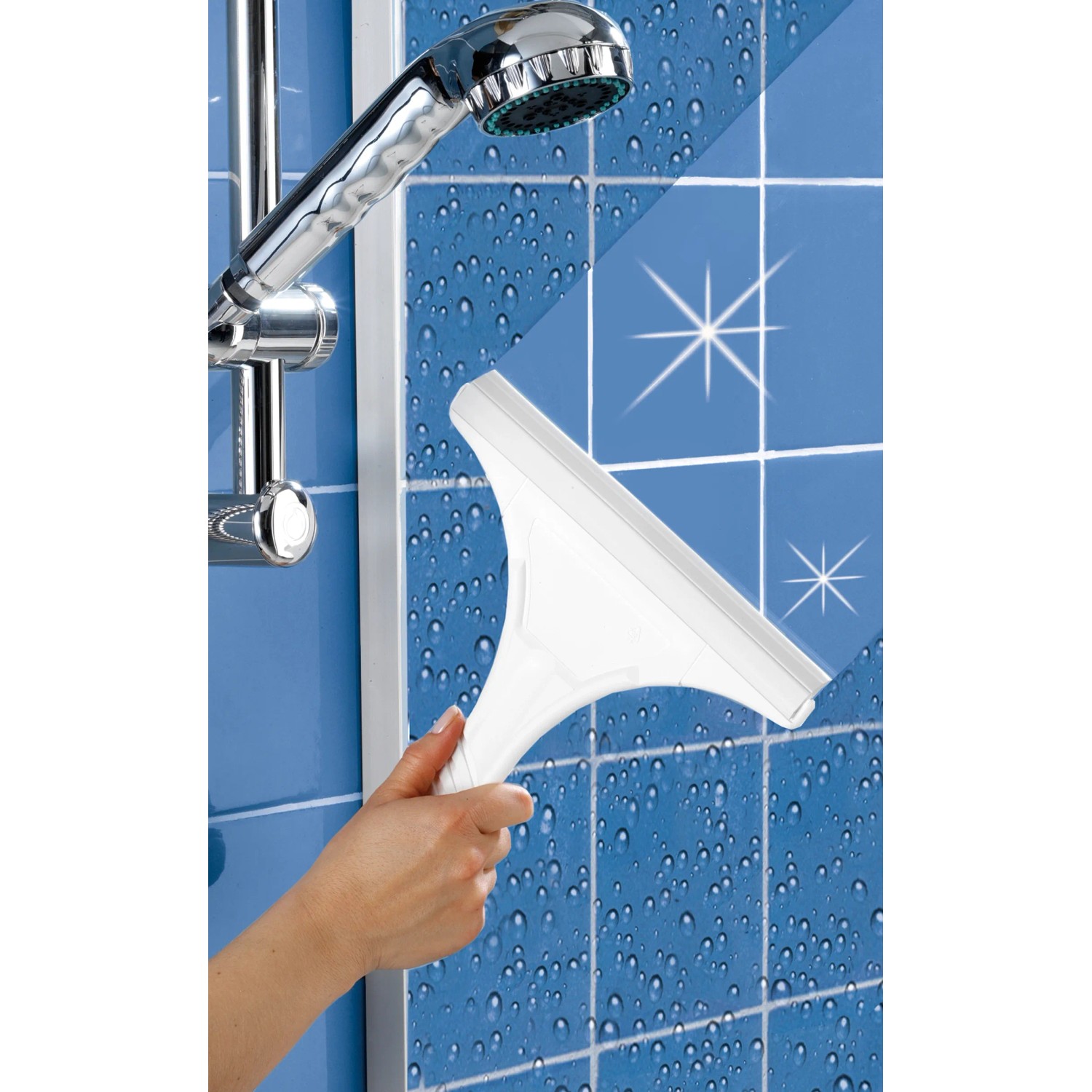 Tergivetro doccia bianco su piastrelle blu con gocce d'acqua. Accessorio doccia.