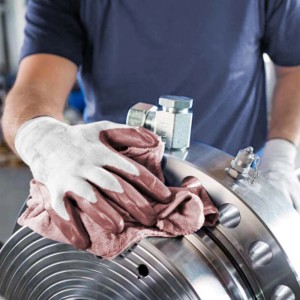 Uomo pulisce parte di macchina con panno e guanti t.b.t. Categoria: Cura dell'auto.