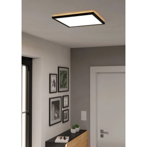 Plafoniera LED quadrata nera Eglo Rovito con superficie illuminante bianca. Lampada da soffitto moderna per spazi abitativi.