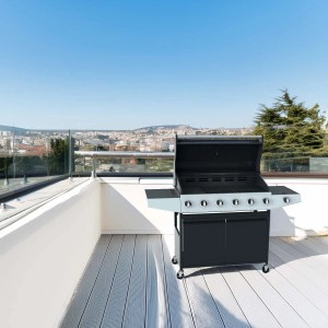 Barbecue a gas t.b.t. con sei bruciatori su una terrazza con vista sulla città.