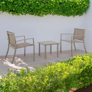 Set di mobili da giardino t.b.t. con due sedie e un tavolo in beige.