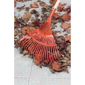 Rastrello a ventaglio con denti in acciaio per raccogliere foglie e rifiuti da giardino.