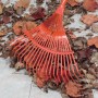 Rastrello a ventaglio con denti in acciaio per raccogliere foglie e rifiuti da giardino.
