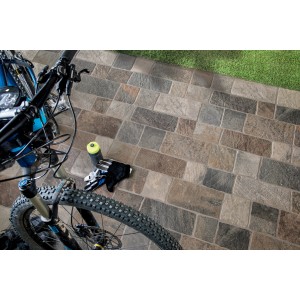 Pavimentazione per esterni t.b.t. posata con bicicletta e accessori.