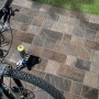 Pavimentazione per esterni t.b.t. posata con bicicletta e accessori.