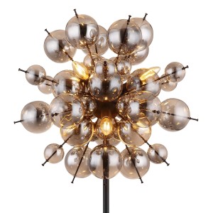 Lampada da terra moderna con paralumi sferici in vetro color fumo.