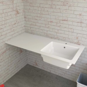 Lavabo bianco t.b.t. (Lavandini) con ripiano su parete in pietra bianca.